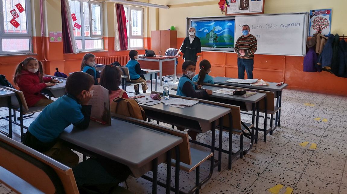 Okul Müdürümüz Murat ÖNDER, İlkokul 1-A Sınıfı Öğrencilerine Eğitim Kurumlarında Hijyenin Şartlarının Geliştirilmesi ve Enfeksiyon Önleme Kontrol Kılavuzunu Anlattı