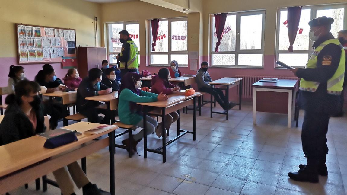 Okulumuz Kızılca İlkokulu Öğrencilerine Gümüşhacıköy İlçe Jandarma Trafik Ekibi Komutanları Tarafından Taşımalı Eğitimde ''Nelere Dikkat Etmeliyiz'' Konulu Bilgilendirme Semineri Verildi.