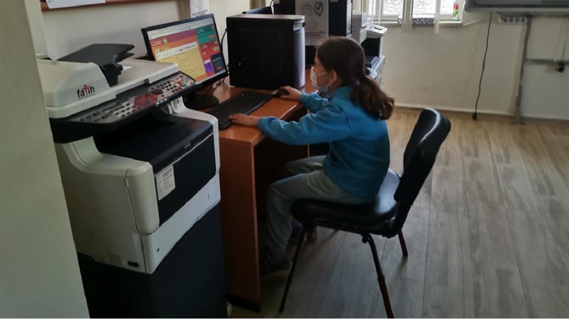 İnternete Erişemeyen Öğrencilerimiz EBA Canlı Derslerini Okulumuz Bilgisayarlarından İşlemektedirler