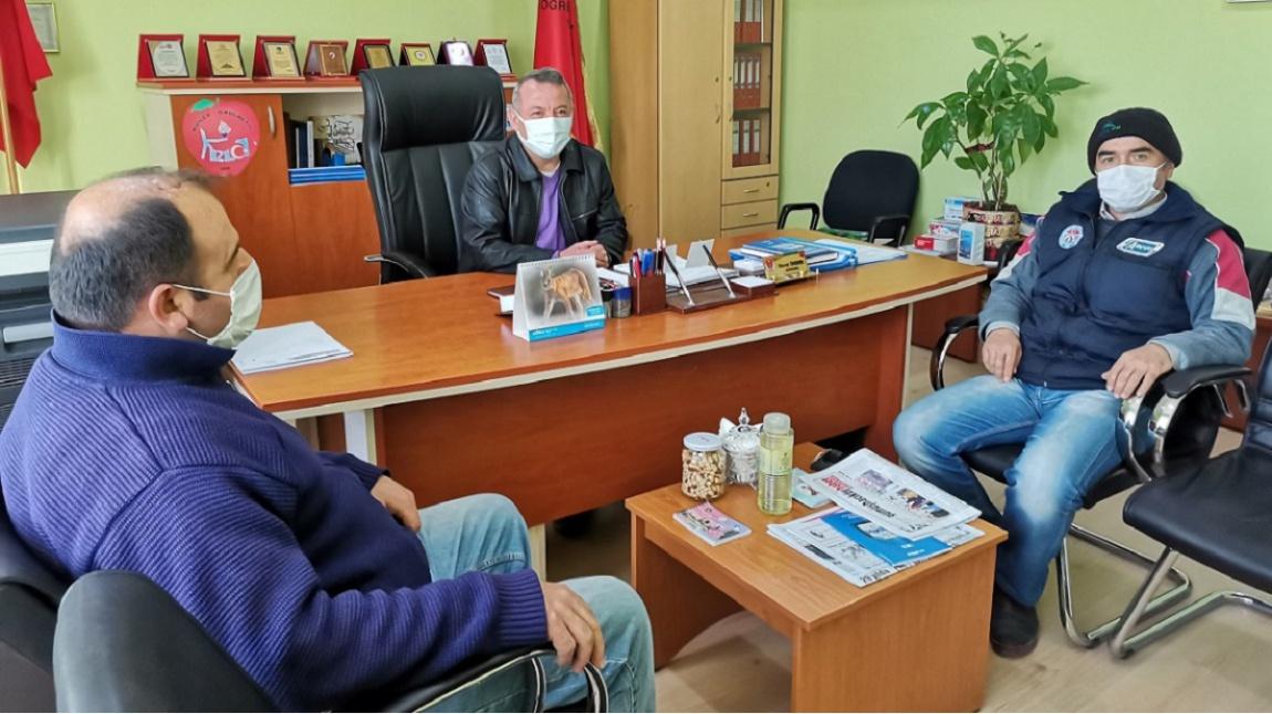 Kızılca Okulları Okul Aile Birliği Başkanı Mustafa ASLAN Bey Okul Müdürümüzü Makamında Ziyaret Etti