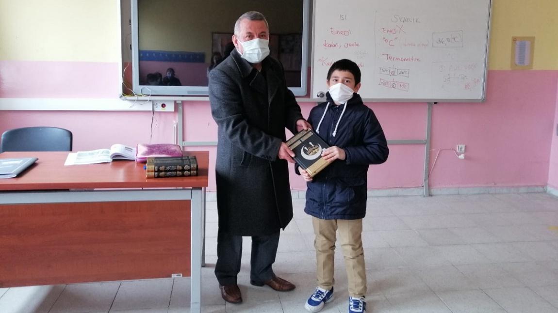 Bugün Okul Müdürümüz Kızılca İlkokulu Öğrencilerine Kur'an-ı Kerim Hediye Etti