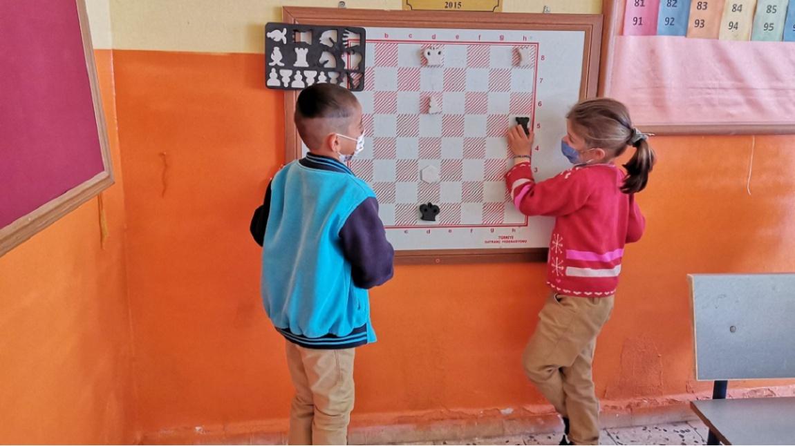 1.Sınıf Öğrencilerimiz Satranç Tahtasında Satranç Oynamaktadırlar
