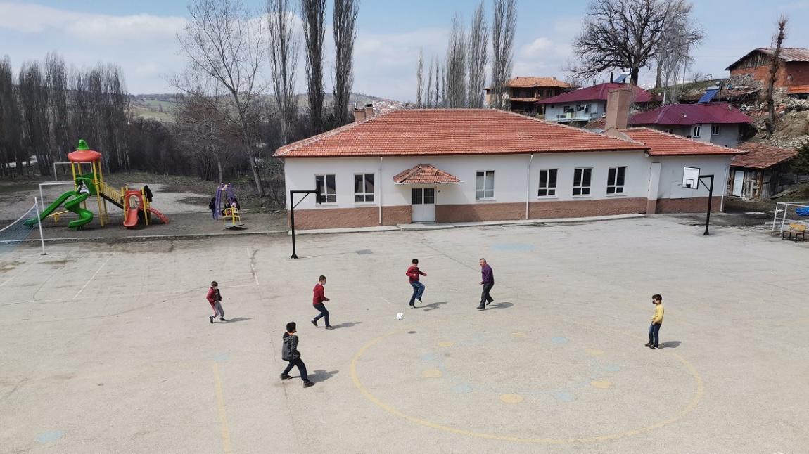 Kızılca Köyünde İkamet Eden İlkokul Öğrencilerimiz İle Okul Müdürümüz Güzel Bir Cumartesi Günü Okul Bahçesinde Futbol Oynadılar
