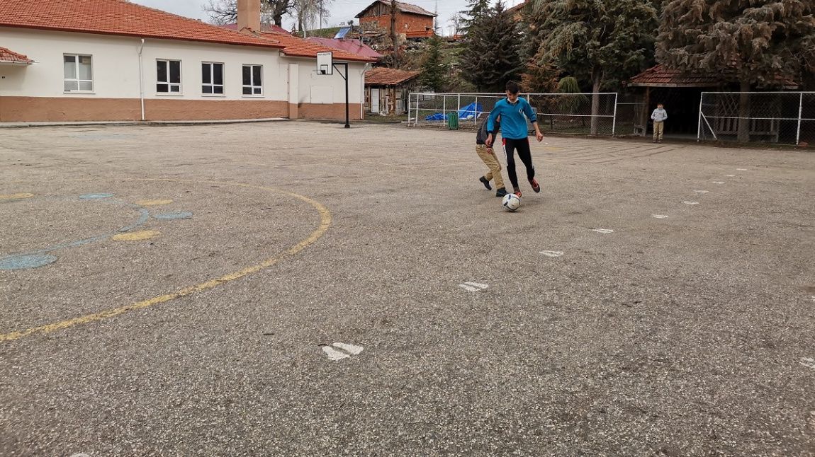 İlkokul 4.Sınıfı Öğrencilerimizin İştirak Ettiği Futbol Maçları Göz Doldurmaktadır