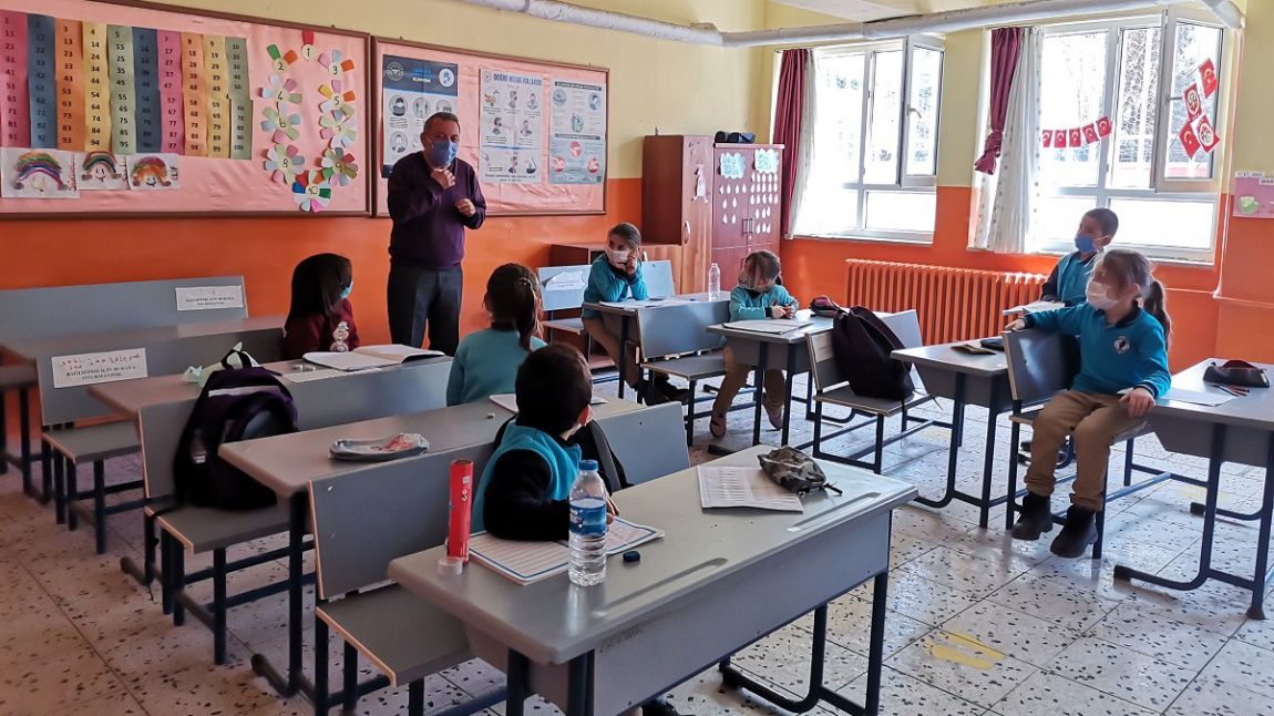 Okul Müdürümüz Murat ÖNDER, İlkokul 1-A Sınıfı Öğrencilerine Eğitim Kurumlarında Hijyenin Şartlarının Geliştirilmesi ve Enfeksiyon Önleme Kontrol Kılavuzunu Anlattı