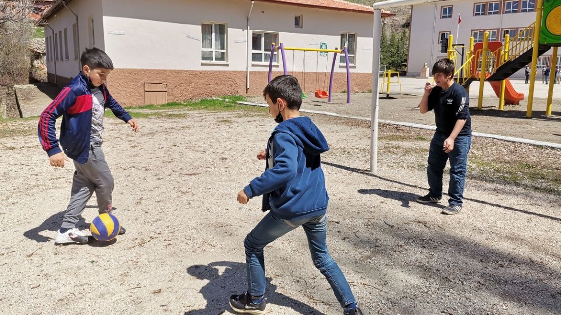 Kızılcaköyünde İkamet Eden İlkokul Öğrencilerimiz EBA Canlı Derslerden Arta Kalan Zamanlarda Okulumuz Bahçesinde Oyun Oynayarak Vakit Geçiriyorlar