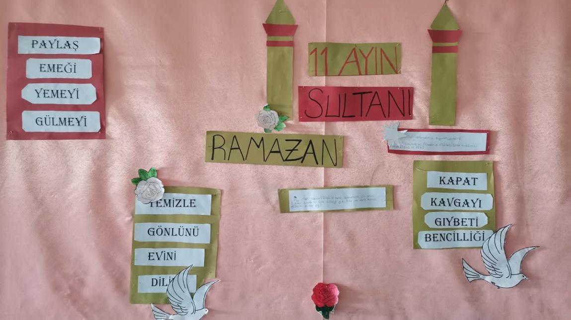 Öğrencilerimiz 11 Ayın Sultanı Konulu Pano Hazırladılar