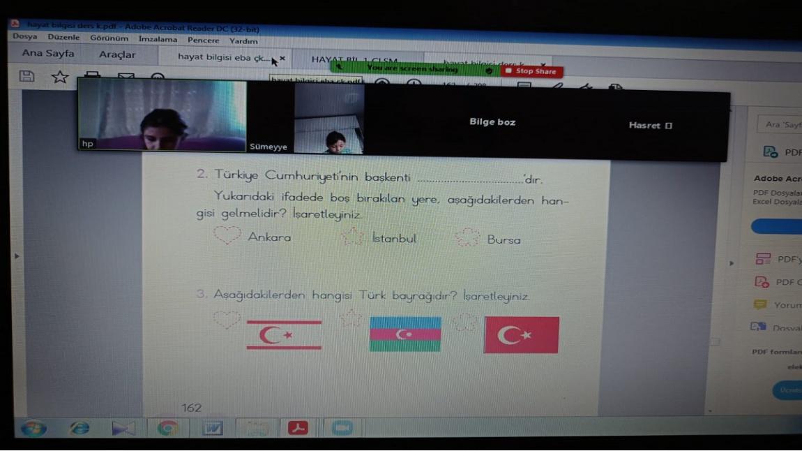 İlkokul 1.Sınıf Öğrencilerimiz Bugünkü EBA Canlı  Türkçe Dersinde Türk Bayrağını Öğrendiler