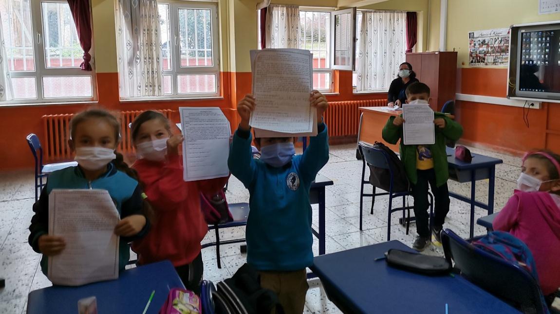 İlkokul 2.Sınıf Öğrencilerimiz Bugünkü Türkçe Dersinde Karga İle Tilki Hikayesini Okudular