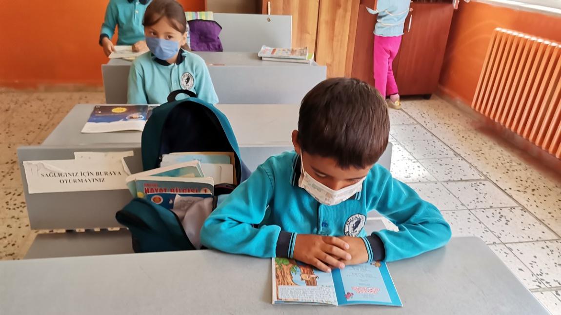 İlkokul 1.Sınıf Öğrencilerimiz Bugünkü Türkçe Dersinde Kitap Okuma Etkinliği Düzenlediler