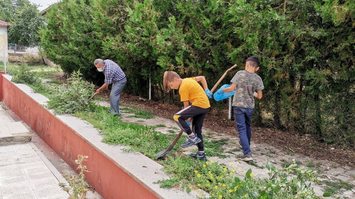 Okul Müdürümüz Murat ÖNDER Okulumuzun Bahçesini Öğrencileriyle Beraber Otlardan Temizledi