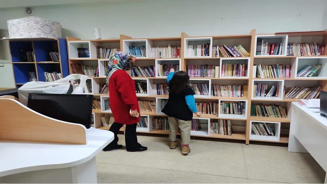 Minik Öğrencilerimizden Okul Kütüphanemize Ziyaret Gerçekleştirildi