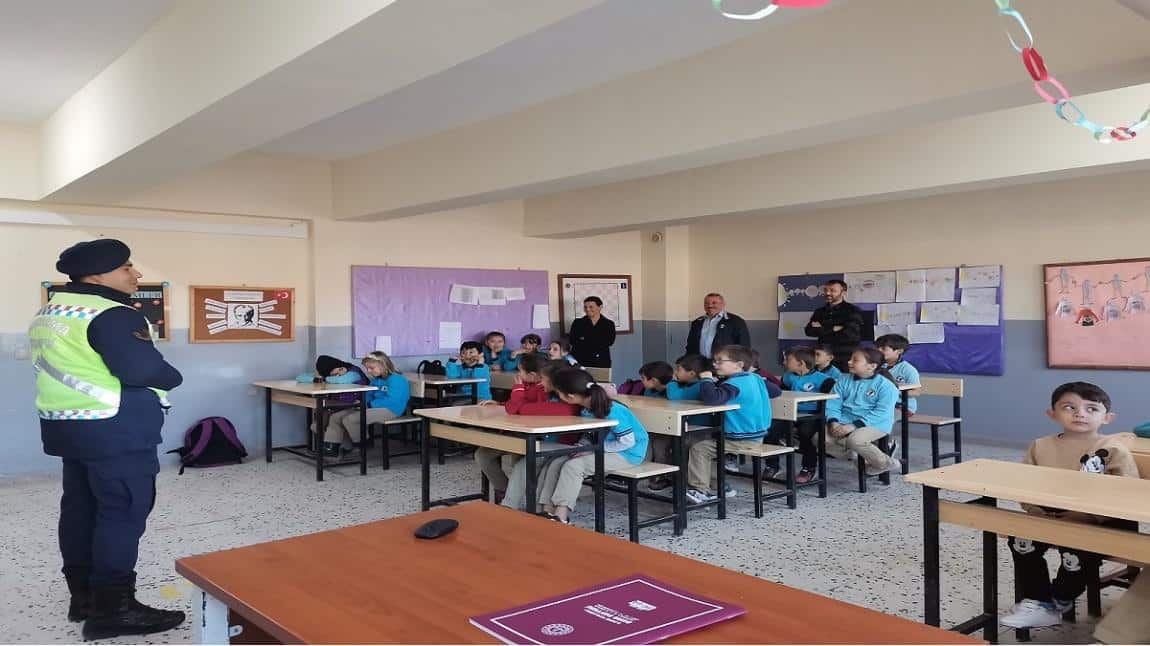 Gümüşhacıköy Trafik Jandarması Ekiplerince Bugün Öğrencilerimize Eğitim Verildi