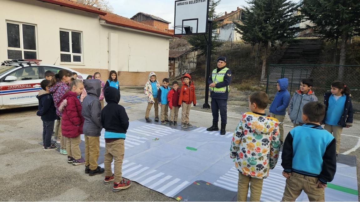 Bugün Gümüşhacıköy İlçe Trafik Jandarması Yetkilileri  Öğrencilerimize Trafik Işıklarını Tanıttılar