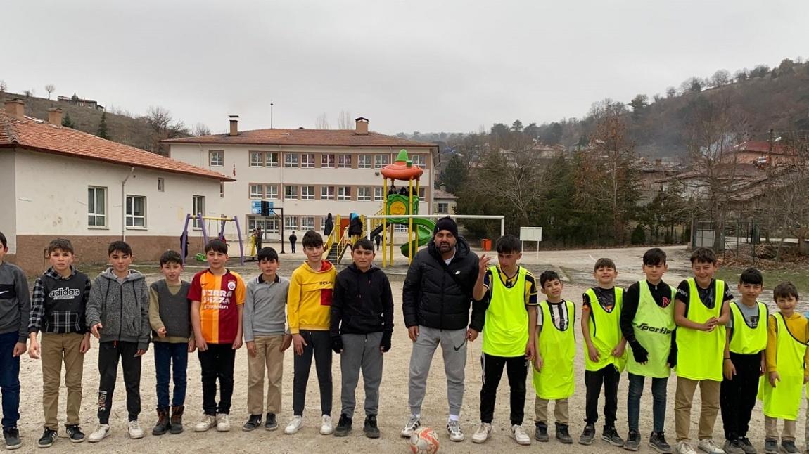 Bugün Okulumuzda ''Dönem Sonu Faaliyet Haftası'' Etkinlikleri Kapsamında Kızılca İmam Hatip Ortaokulu İle Kızılca Ortaokulu Arasında Futbol Turnuvası Düzenlendi