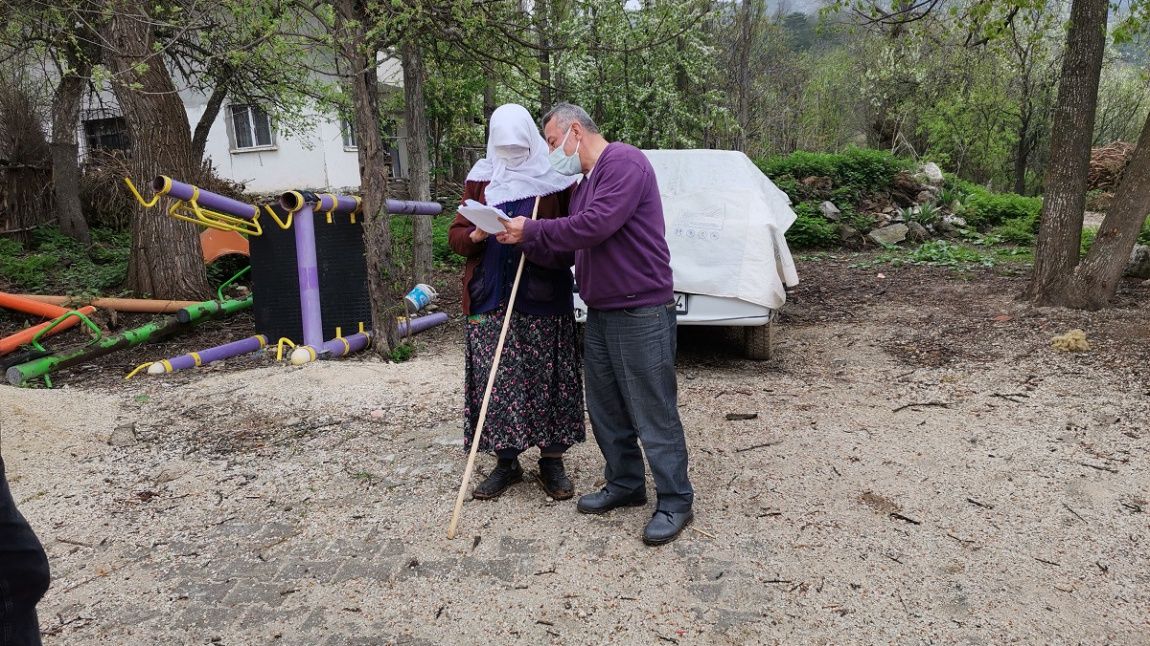 Okul Müdürümüz Murat ÖNDER Bugün de Vefa Sosyal Destek Programında 65 Yaş Emekli Maaşlarını ve Engellilerin Aylıklarını Evlerine Kadar Giderek Dağıttı
