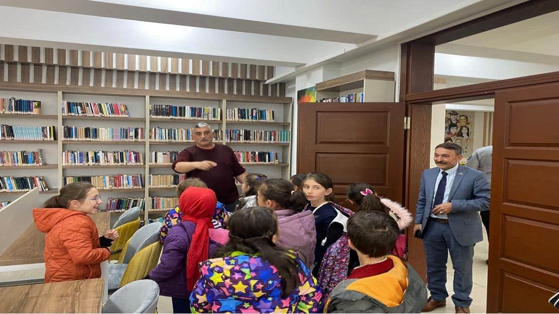 3.Sınıf Öğrencilerimiz Gümüşhacıköy İlçe Halk Kütüphanesini Ziyaret Ettiler
