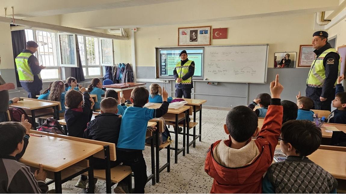 Gümüşhacıköy Trafik Jandarması Ekiplerince Bugün Öğrencilerimize Eğitim Verildi