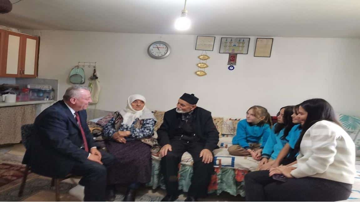 Öğrencilerimiz Bugün Asırlık Kemal Dedemiz İle Ganimet Ninemizi Ziyaret Ettiler